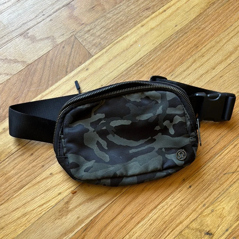 lululemon belt bag black camo LLYWCM Fanny Pack, for Women -Crossbody Bags 8.25 inches wide NWT Lululemon Belt Bag/ Camo